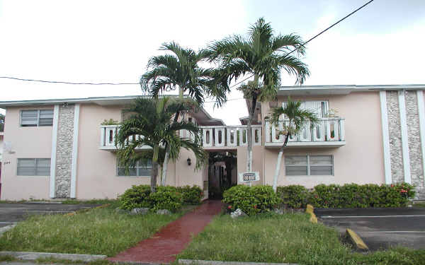 1555 NW 25th Ave in Miami, FL - Building Photo