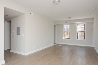 3405 W Fullerton Ave, Unit A06W in Chicago, IL - Foto de edificio - Building Photo