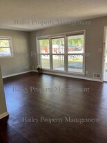 6357 Doe Run Rd in Louisville, KY - Building Photo