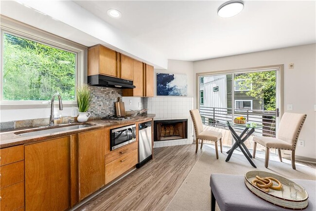 335 Eureka Dr NE in Atlanta, GA - Building Photo - Building Photo