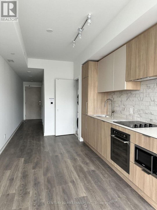 2020-2020 Bathurst St in Toronto, ON - Building Photo