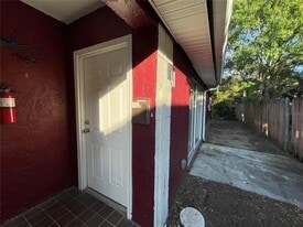 185 Fulton St NE, Unit 2 in Largo, FL - Building Photo