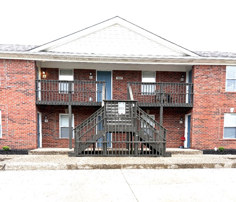 7907 Canonero Way in Louisville, KY - Building Photo