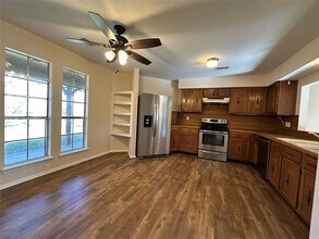 1047 Private Rd 3022 in Elgin, TX - Building Photo - Building Photo