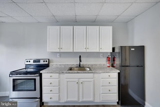 10 E Carroll St in St. Clair, PA - Building Photo - Building Photo