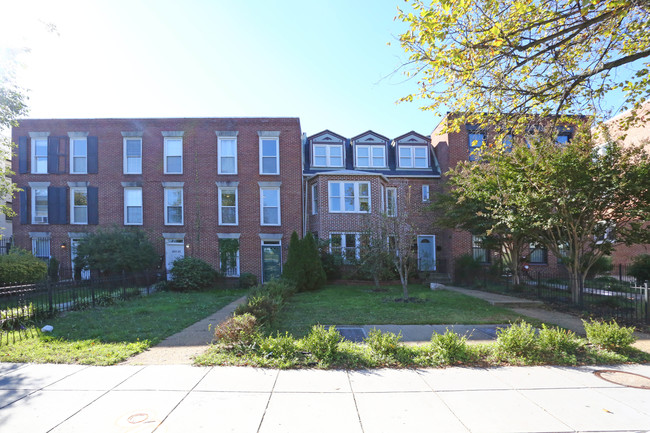 1815 E Capitol St Se in Washington, DC - Foto de edificio - Building Photo