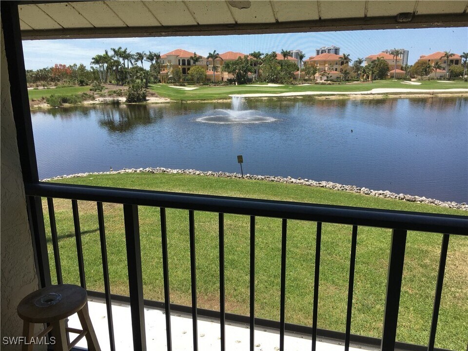 1530 Mainsail Dr in Naples, FL - Building Photo