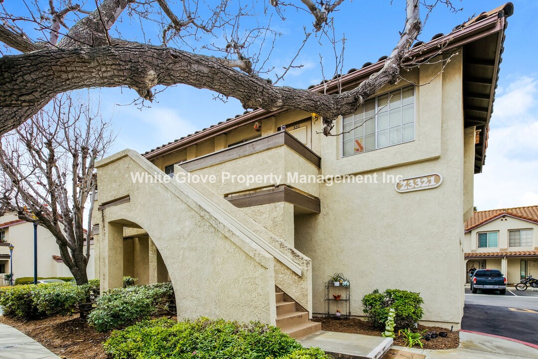 23321 La Crescenta in Mission Viejo, CA - Building Photo