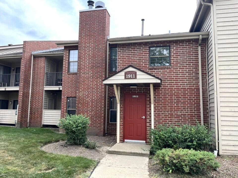 1911 N Hicks Rd in Palatine, IL - Building Photo