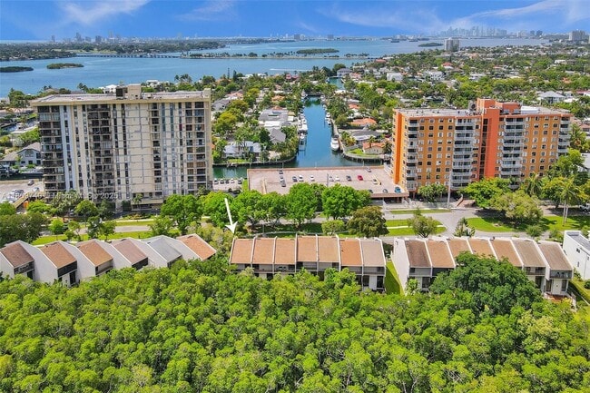 2529 NE 135th St in North Miami, FL - Building Photo - Building Photo