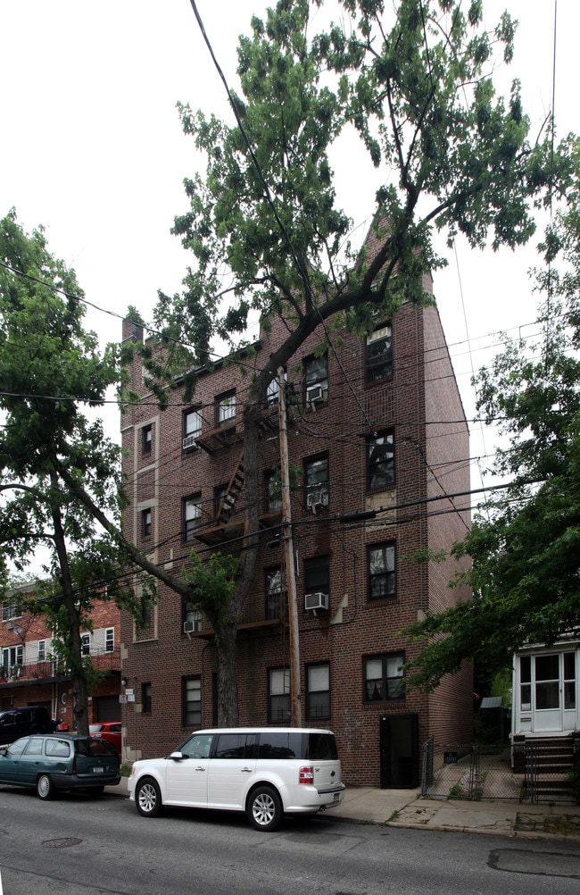 42-43 147th St in Flushing, NY - Foto de edificio - Building Photo