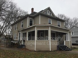 505 E Locust St in Bloomington, IL - Building Photo
