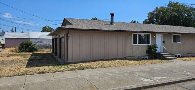 2204 N Astor St in Spokane, WA - Building Photo - Building Photo