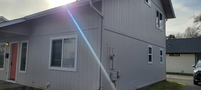 241 NE School St in Grants Pass, OR - Building Photo - Building Photo