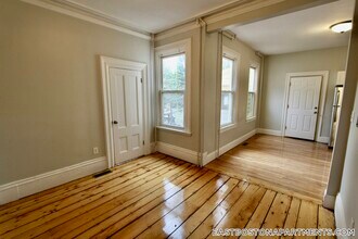 126 Saratoga St, Unit 1 in Boston, MA - Foto de edificio - Building Photo