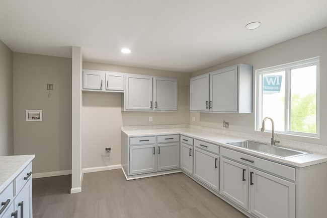 120 W Blacklidge Dr