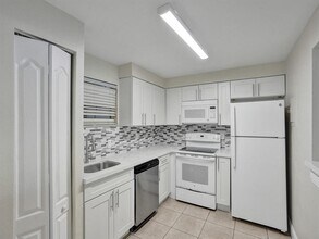 4205 N University Dr, Unit 108 in Sunrise, FL - Building Photo - Building Photo