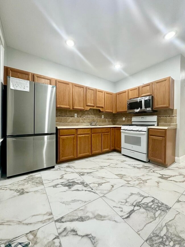 469 Avenue A in Bayonne, NJ - Building Photo - Building Photo