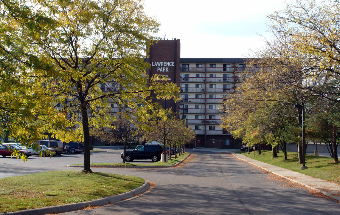 Lawrence Park in Center Line, MI - Building Photo