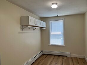 109 W Hollis St, Unit 1st floor in Nashua, NH - Foto de edificio - Building Photo