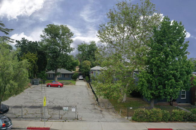 2058 Lake Ave in Altadena, CA - Building Photo - Building Photo