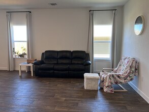 305 Concho River Dr in Hutto, TX - Building Photo - Building Photo