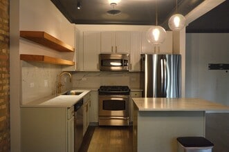 1647 W Pratt Blvd, Unit 2A in Chicago, IL - Building Photo - Building Photo