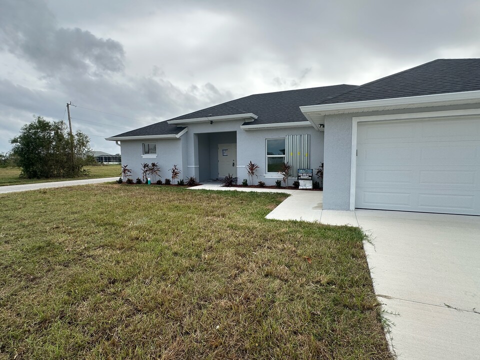 308 NW 11th Terrace in Cape Coral, FL - Foto de edificio