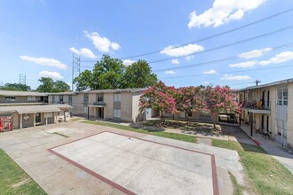 Ponderosa in San Antonio, TX - Building Photo - Building Photo