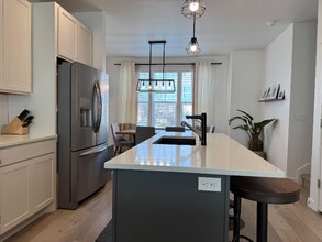 811 E 975 N in Layton, UT - Foto de edificio - Building Photo