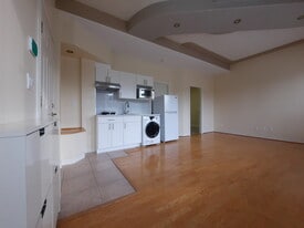 5283 Chesham Ave in Burnaby, BC - Building Photo