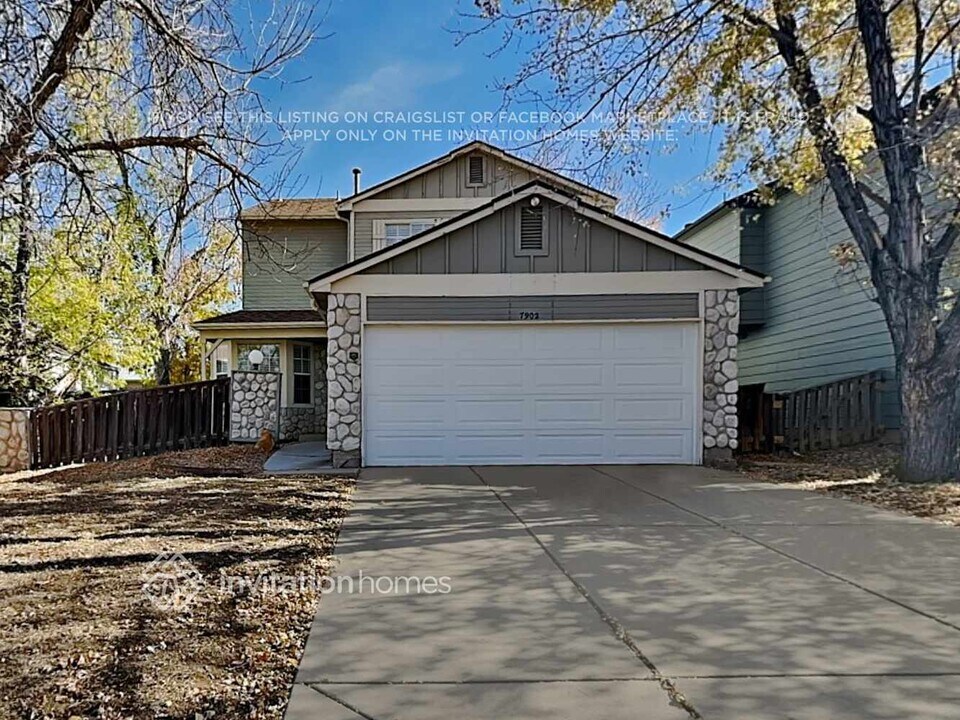 7902 Jared Way in Littleton, CO - Foto de edificio