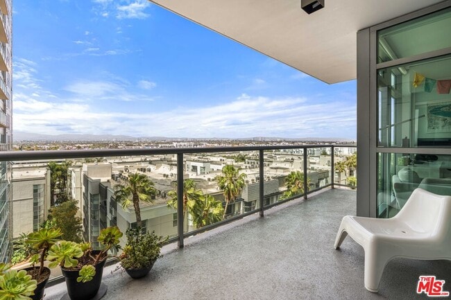 property at 13650 Marina Pointe Dr