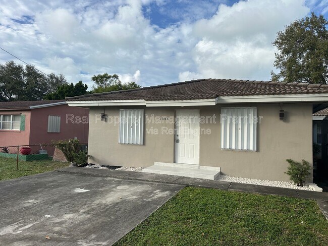6309 Eaton St in Hollywood, FL - Building Photo - Building Photo