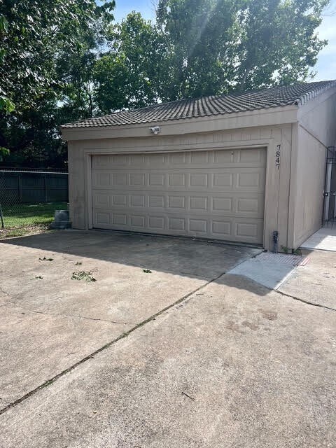 7847 Creekbend Dr in Houston, TX - Foto de edificio