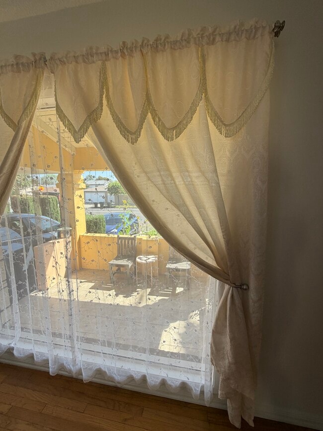 11021 S Hoover St, Unit 4K-PH52 in Los Angeles, CA - Building Photo - Building Photo