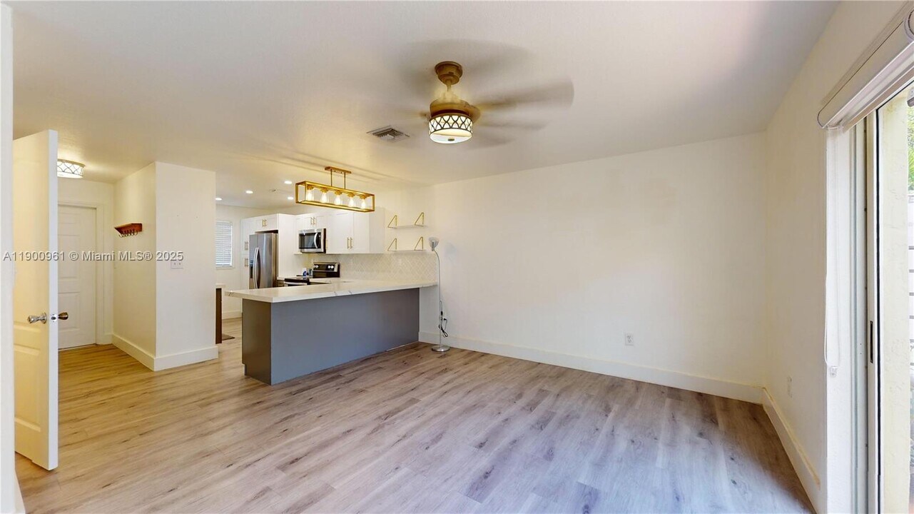 7965 NW 8th St in Miami, FL - Building Photo