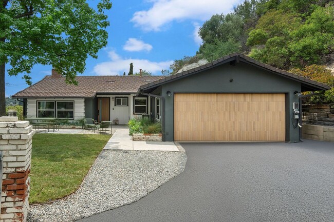 1741 Golf Club Dr in Glendale, CA - Building Photo - Building Photo