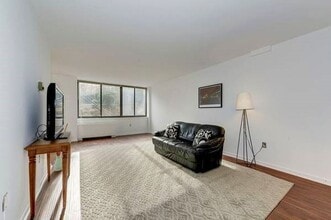 4390 Lorcom Ln, Unit 204 in Arlington, VA - Foto de edificio - Building Photo