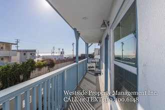 130 W Channel Rd in Santa Monica, CA - Foto de edificio - Building Photo