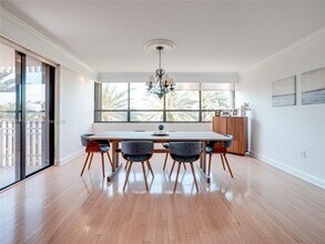 1 Grove Isle Dr in Miami, FL - Building Photo - Building Photo