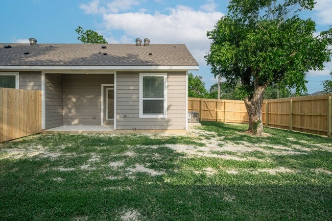 1608 W 5th St in Caldwell, TX - Building Photo - Building Photo