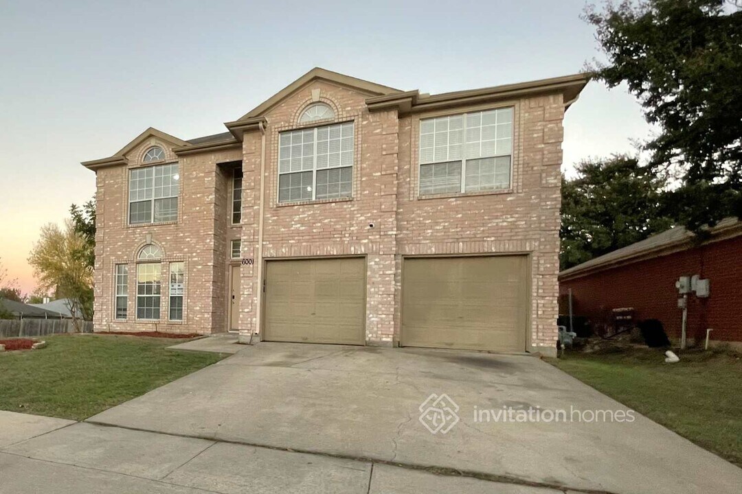 6001 Pacer Ln in Arlington, TX - Foto de edificio