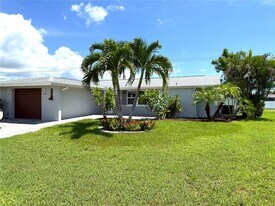 6841 Roxbury Dr in Sarasota, FL - Building Photo