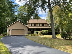 8 Timberwick Dr in Halfmoon, NY - Foto de edificio - Building Photo