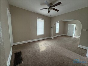 1614 Pinewood Ave in Toledo, OH - Building Photo - Building Photo