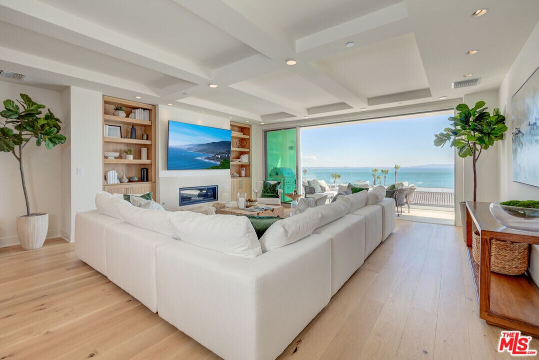 17325 Castellammare Dr in Los Angeles, CA - Foto de edificio