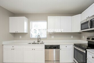 885 Newton Ave S in St. Petersburg, FL - Foto de edificio - Building Photo
