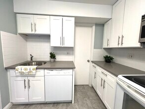 2218 S Goebbert Rd in Arlington Heights, IL - Building Photo - Building Photo