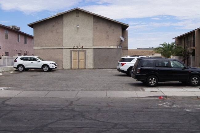 2304 Saturn Ave, Unit B in North Las Vegas, NV - Building Photo - Building Photo